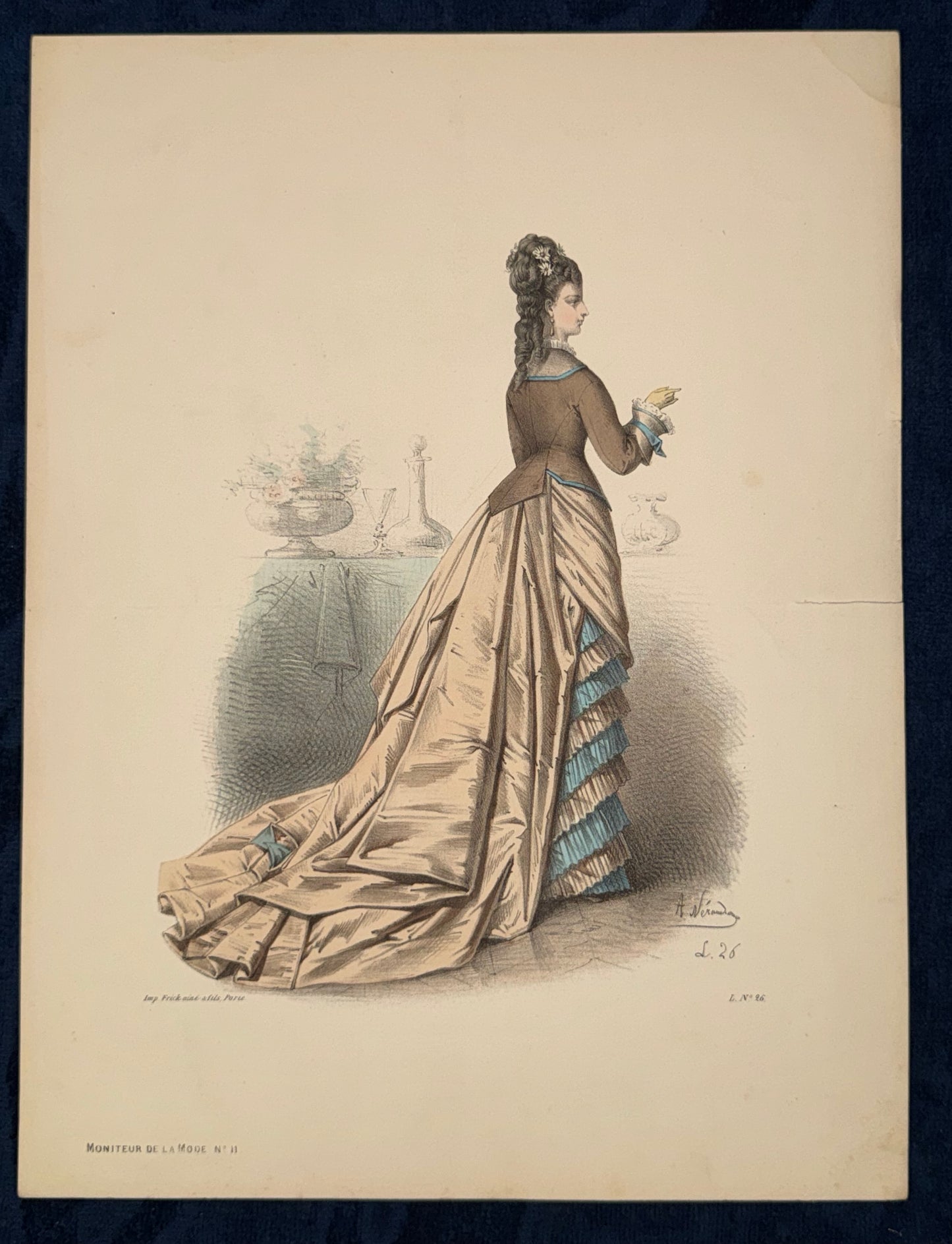 Altcolorierter Stich | Braunes Kleid mit blauer Schleife & Rückenschleppe 1870