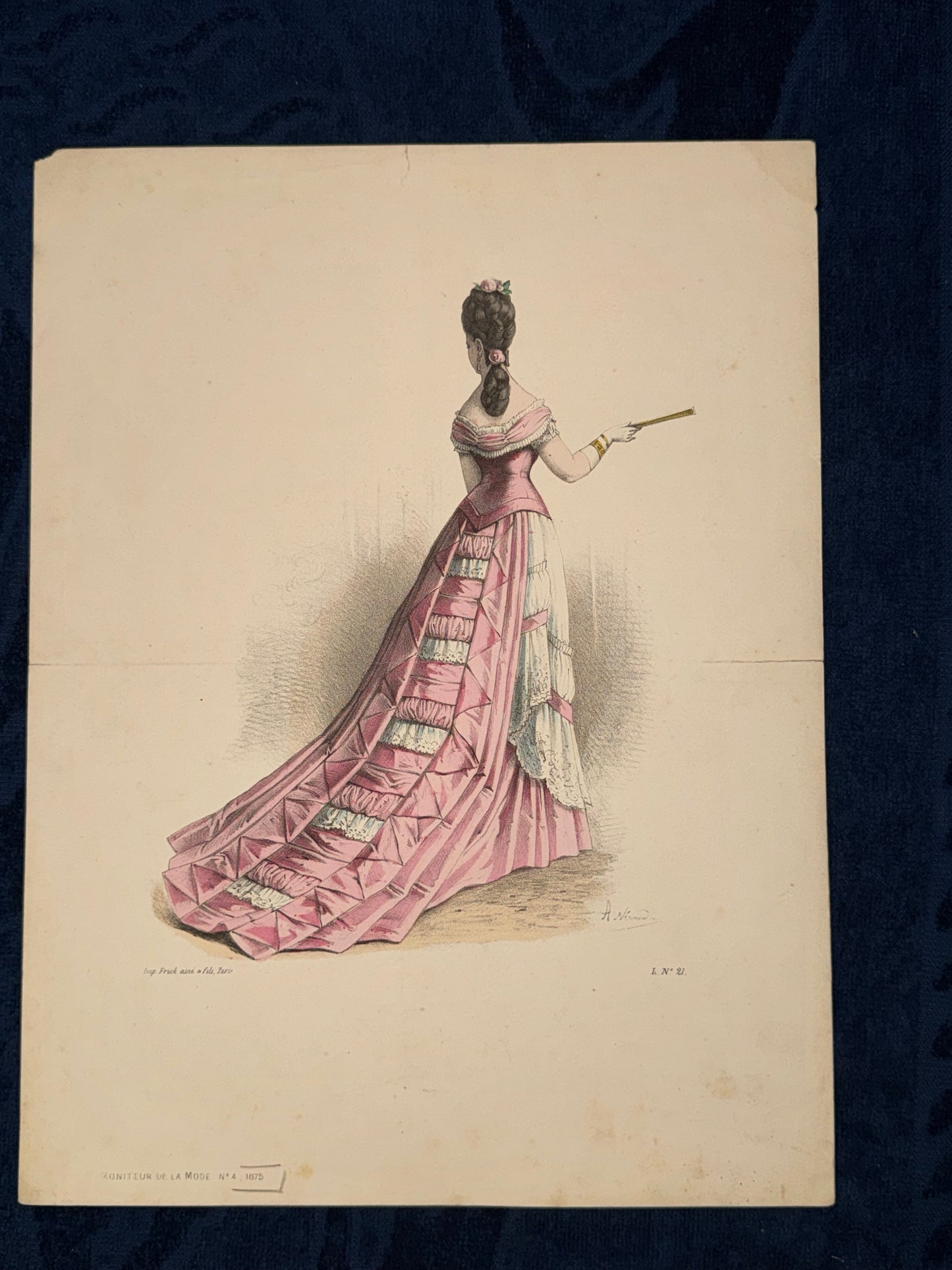 Altcolorierter Stich | Rückansicht rosa Kleid mit Schleppenrüschen 1875