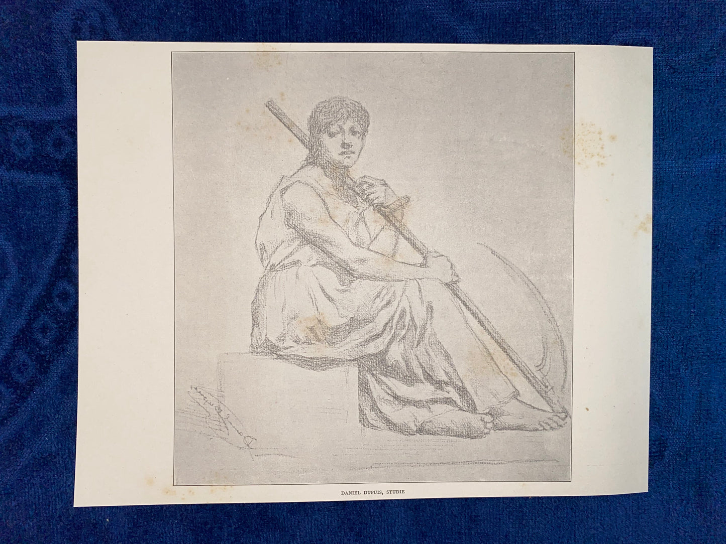 Daniel Dupuis – Studie mit sitzender Frau und Sense 1900 | Historische Künstlergrafik
