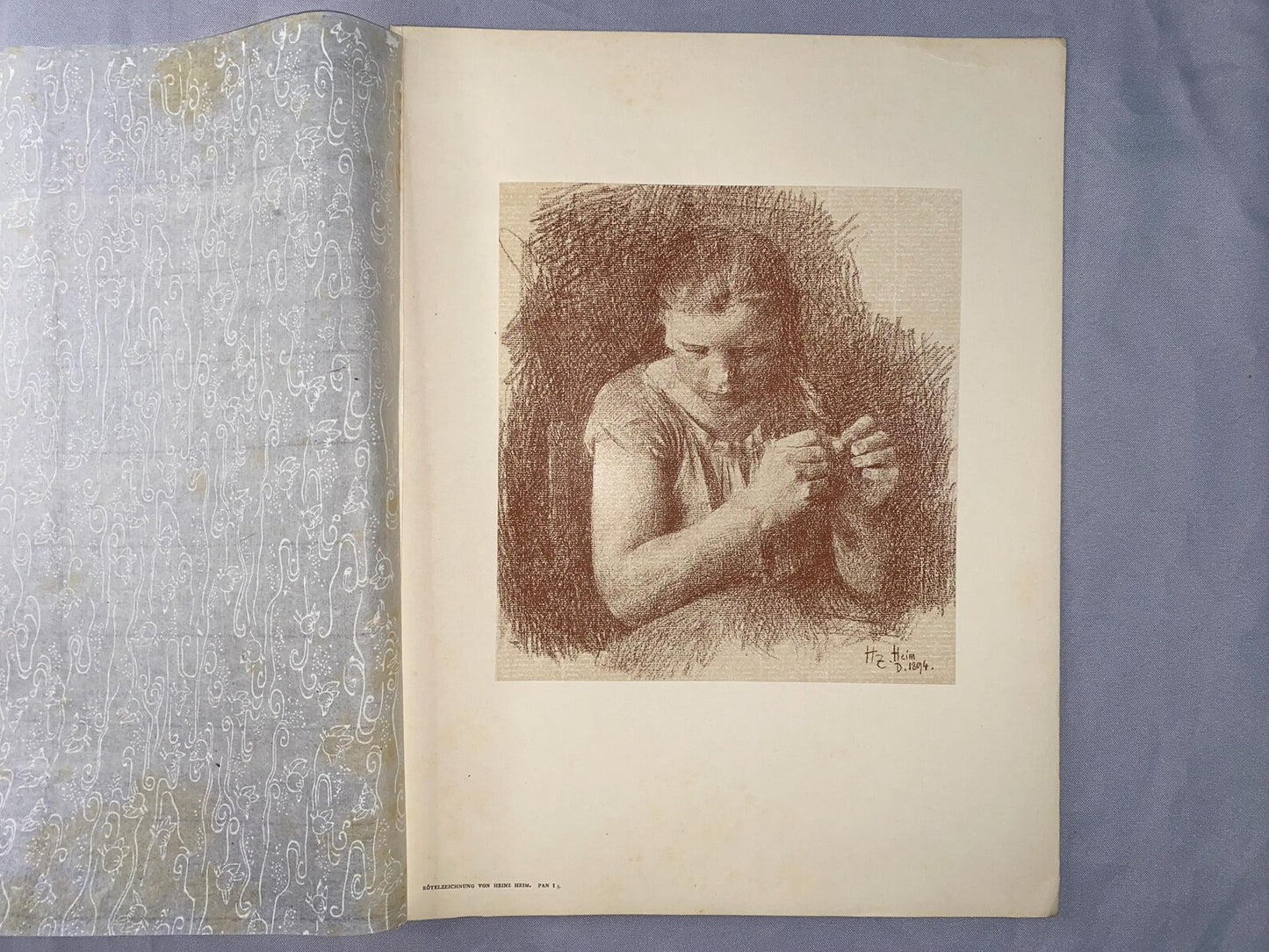 Rötelzeichnung Heinz Heim Frau bei der Handarbeit 1900 | Historische Grafik aus PAN