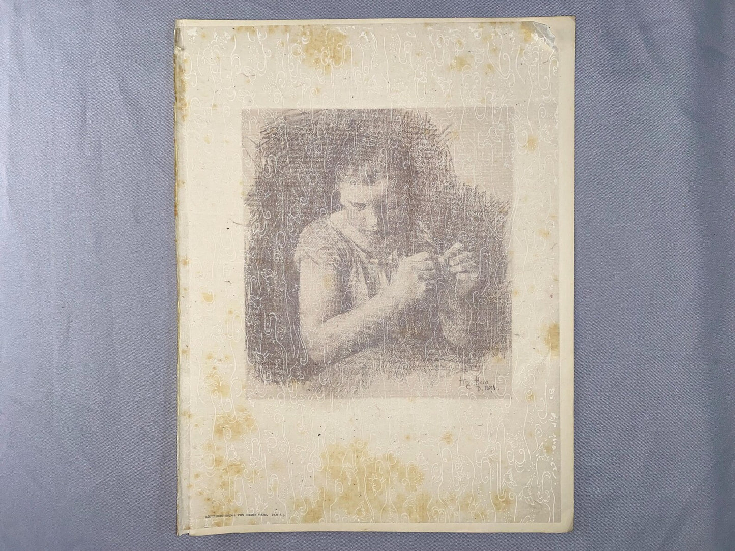 Rötelzeichnung Heinz Heim Frau bei der Handarbeit 1900 | Historische Grafik aus PAN